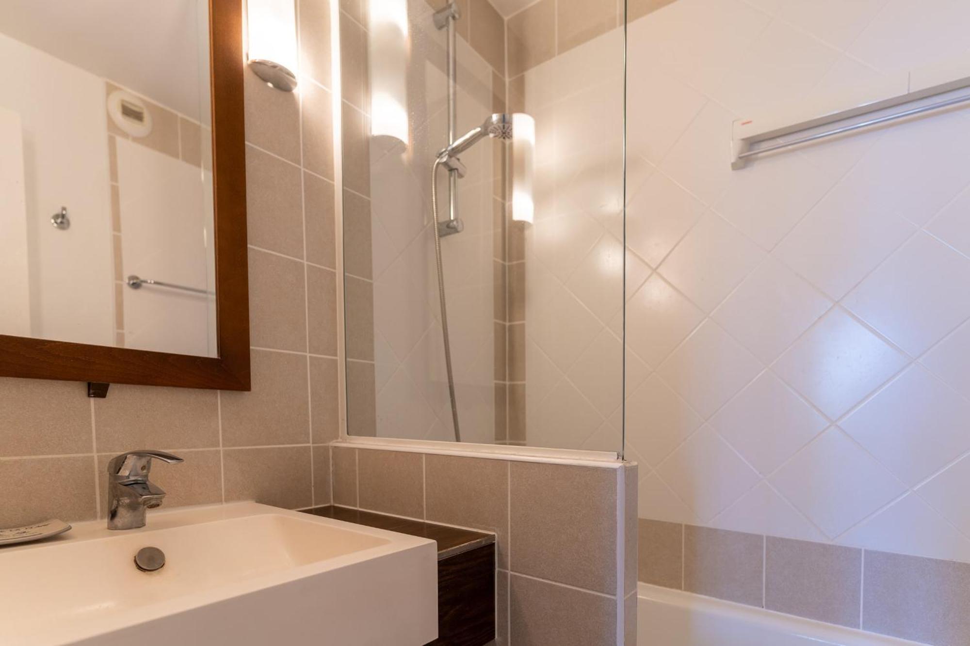 6-person Flat With Swimming Pool Tennis Court And Car Park 157 Appartement *